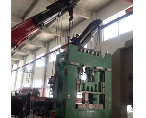 工廠大型油壓機設(shè)備安裝現(xiàn)場